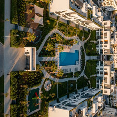 Alt-Text: Wohnung mieten in Marokko – moderne Wohnanlage mit Pool in Tanger